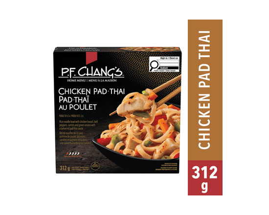 Pad Thaï au poulet P.F. Chang’s Menu à la maison, Bol de nouilles de riz avec poitrine de poulet, poivrons, carottes et oignons verts dans une sauce t